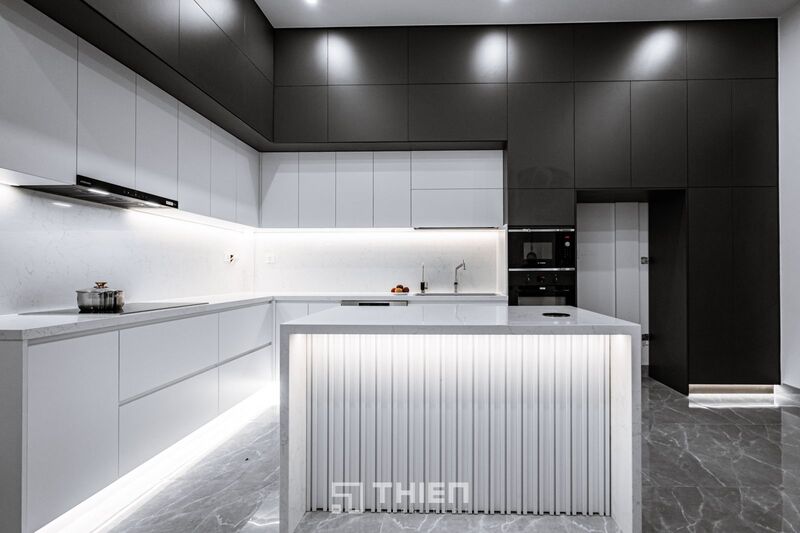 Hệ Tủ Bếp Nhà Phố 7m Màu Đen Trắng Sang Trọng TBT107